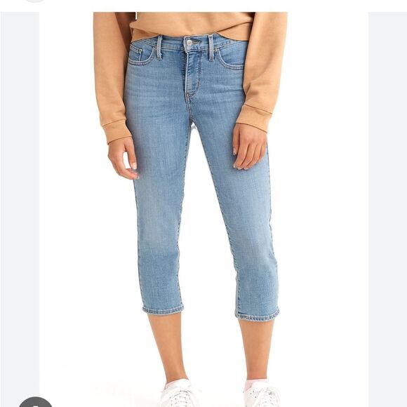 Levi’s Classic Capris - Picture 1 of 6